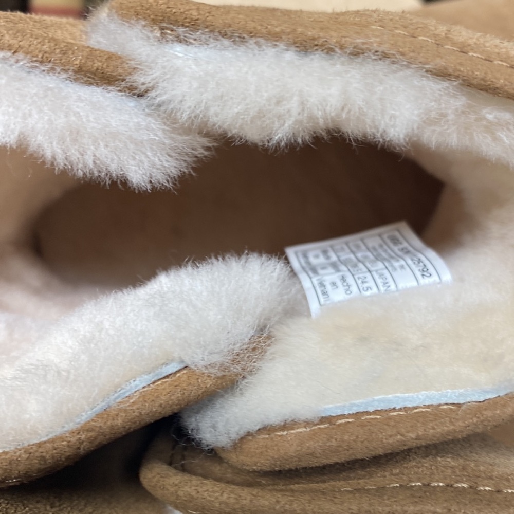 Ugg - Picture 6 of 9